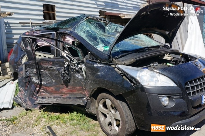 Zdjęcie w galerii na portalu naszwodzislaw.com: Kierowca tira zlekceważył znak i staranował osobówkę  wiadomości z regionu