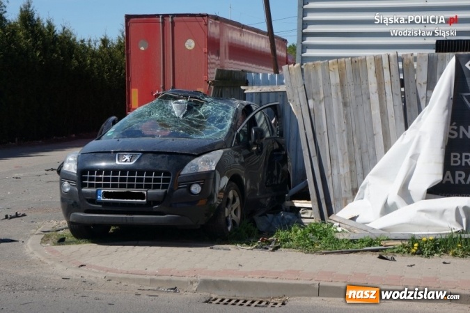 Zdjęcie w galerii na portalu naszwodzislaw.com: Kierowca tira zlekceważył znak i staranował osobówkę  wiadomości z regionu