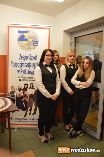 Zdjęcie w galerii na portalu naszwodzislaw.com: Powiat Wodzisławski: Szkoły prezentowały swoją ofertę. ZDJĘCIA wiadomości z regionu