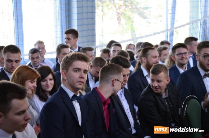 Zdjęcie w galerii na portalu naszwodzislaw.com: Maturzyści żegnają szkoły. ZDJĘCIA wiadomości z regionu