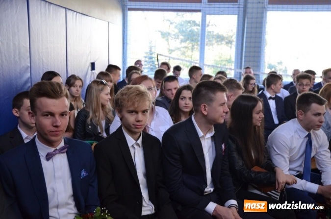 Zdjęcie w galerii na portalu naszwodzislaw.com: Maturzyści żegnają szkoły. ZDJĘCIA wiadomości z regionu