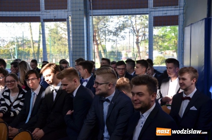 Zdjęcie w galerii na portalu naszwodzislaw.com: Maturzyści żegnają szkoły. ZDJĘCIA wiadomości z regionu