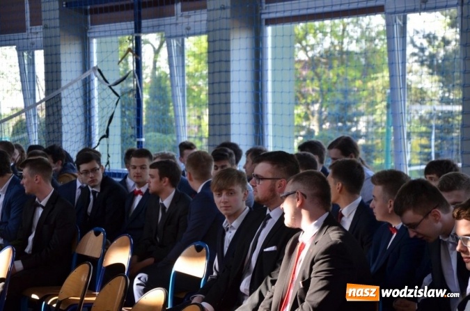 Zdjęcie w galerii na portalu naszwodzislaw.com: Maturzyści żegnają szkoły. ZDJĘCIA wiadomości z regionu