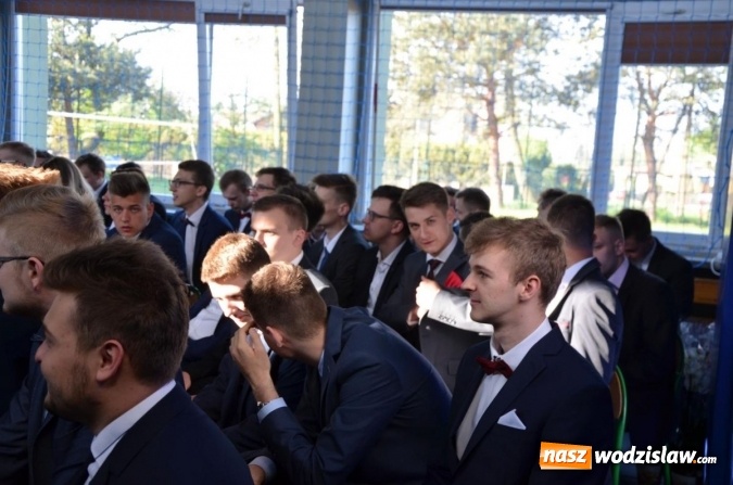 Zdjęcie w galerii na portalu naszwodzislaw.com: Maturzyści żegnają szkoły. ZDJĘCIA wiadomości z regionu