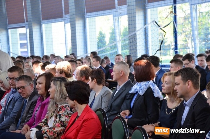 Zdjęcie w galerii na portalu naszwodzislaw.com: Maturzyści żegnają szkoły. ZDJĘCIA wiadomości z regionu