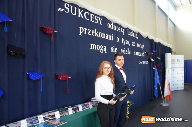Zdjęcie w galerii na portalu naszwodzislaw.com: Maturzyści żegnają szkoły. ZDJĘCIA wiadomości z regionu