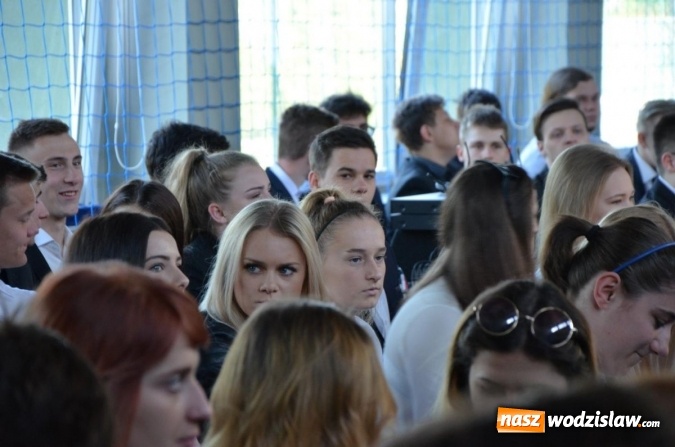 Zdjęcie w galerii na portalu naszwodzislaw.com: Maturzyści żegnają szkoły. ZDJĘCIA wiadomości z regionu