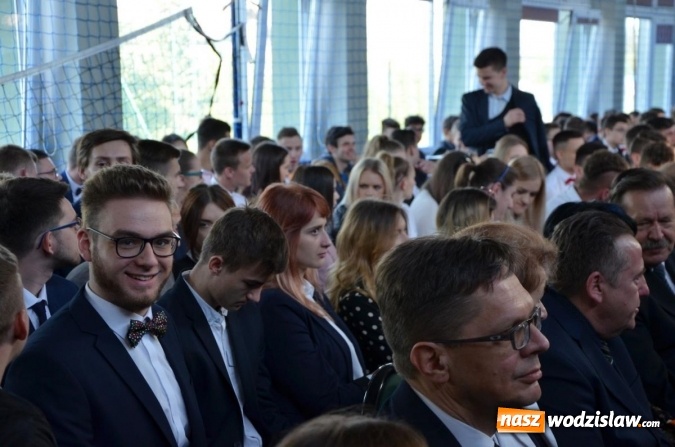 Zdjęcie w galerii na portalu naszwodzislaw.com: Maturzyści żegnają szkoły. ZDJĘCIA wiadomości z regionu