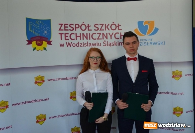 Zdjęcie w galerii na portalu naszwodzislaw.com: Maturzyści żegnają szkoły. ZDJĘCIA wiadomości z regionu