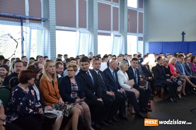 Zdjęcie w galerii na portalu naszwodzislaw.com: Maturzyści żegnają szkoły. ZDJĘCIA wiadomości z regionu