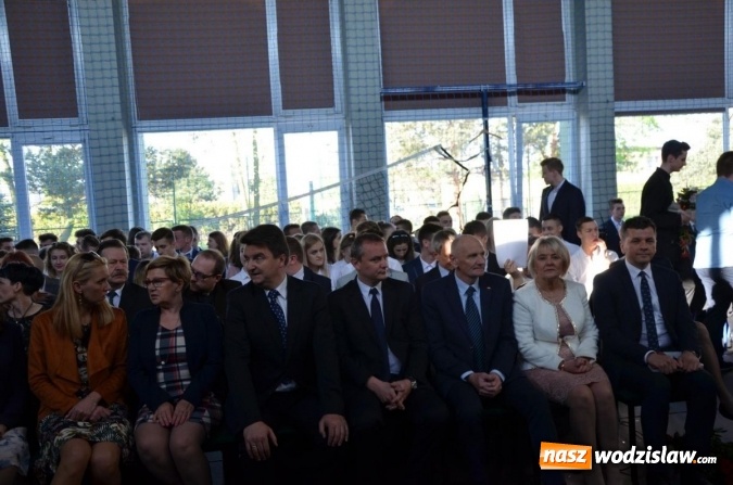 Zdjęcie w galerii na portalu naszwodzislaw.com: Maturzyści żegnają szkoły. ZDJĘCIA wiadomości z regionu