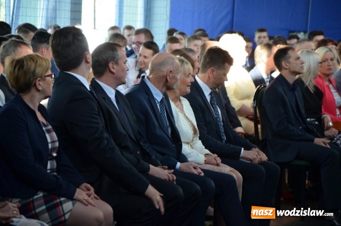 Zdjęcie w galerii na portalu naszwodzislaw.com: Maturzyści żegnają szkoły. ZDJĘCIA wiadomości z regionu
