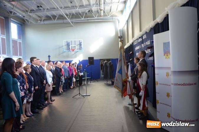 Zdjęcie w galerii na portalu naszwodzislaw.com: Maturzyści żegnają szkoły. ZDJĘCIA wiadomości z regionu