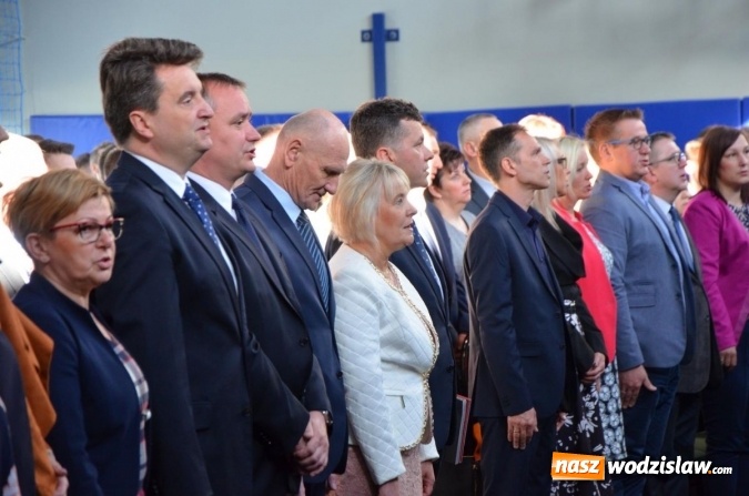 Zdjęcie w galerii na portalu naszwodzislaw.com: Maturzyści żegnają szkoły. ZDJĘCIA wiadomości z regionu