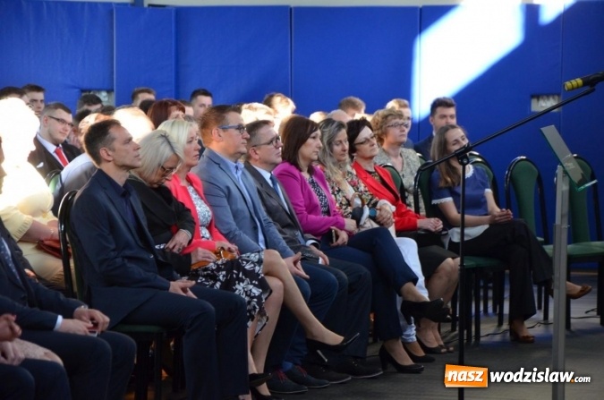 Zdjęcie w galerii na portalu naszwodzislaw.com: Maturzyści żegnają szkoły. ZDJĘCIA wiadomości z regionu