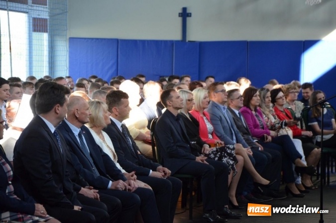 Zdjęcie w galerii na portalu naszwodzislaw.com: Maturzyści żegnają szkoły. ZDJĘCIA wiadomości z regionu