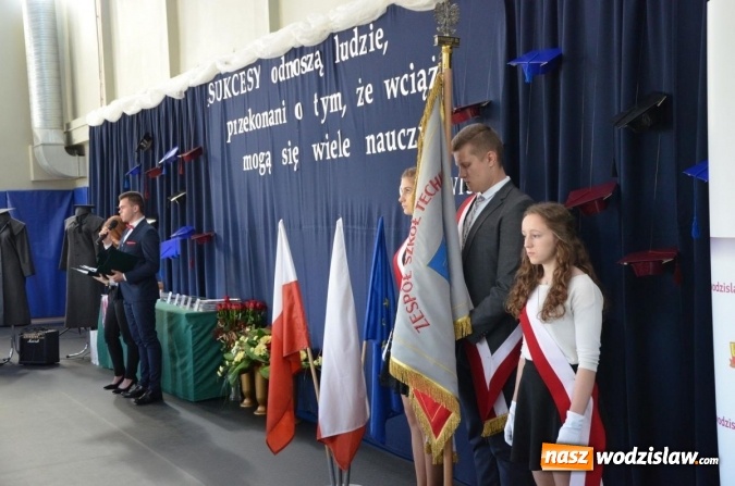 Zdjęcie w galerii na portalu naszwodzislaw.com: Maturzyści żegnają szkoły. ZDJĘCIA wiadomości z regionu