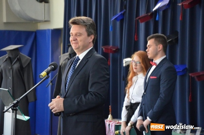 Zdjęcie w galerii na portalu naszwodzislaw.com: Maturzyści żegnają szkoły. ZDJĘCIA wiadomości z regionu