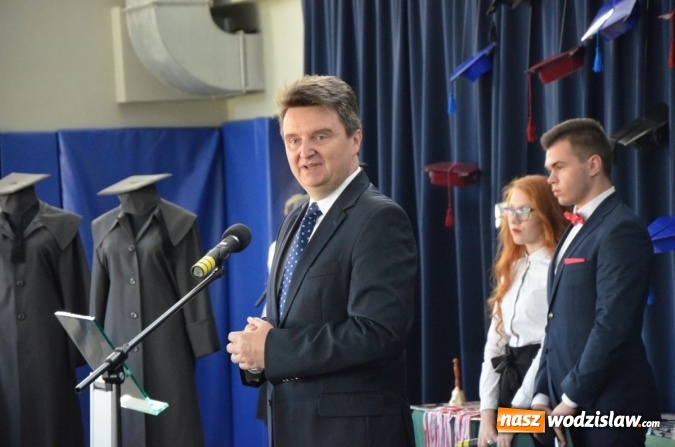 Zdjęcie w galerii na portalu naszwodzislaw.com: Maturzyści żegnają szkoły. ZDJĘCIA wiadomości z regionu