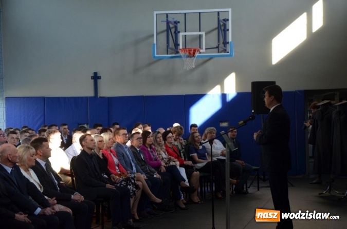 Zdjęcie w galerii na portalu naszwodzislaw.com: Maturzyści żegnają szkoły. ZDJĘCIA wiadomości z regionu