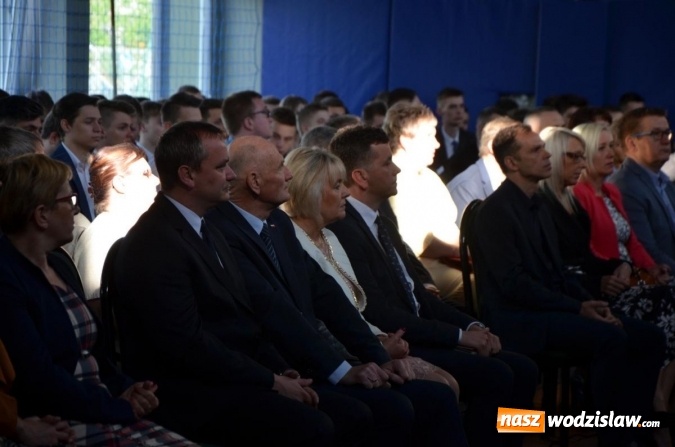 Zdjęcie w galerii na portalu naszwodzislaw.com: Maturzyści żegnają szkoły. ZDJĘCIA wiadomości z regionu
