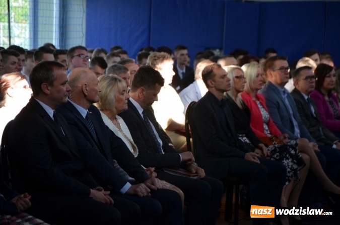 Zdjęcie w galerii na portalu naszwodzislaw.com: Maturzyści żegnają szkoły. ZDJĘCIA wiadomości z regionu
