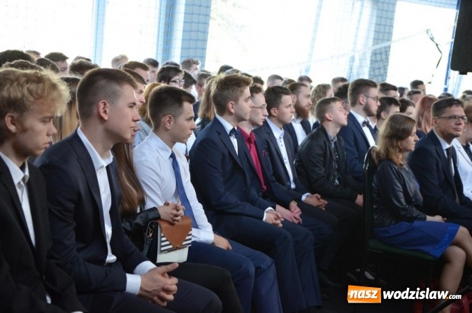 Zdjęcie w galerii na portalu naszwodzislaw.com: Maturzyści żegnają szkoły. ZDJĘCIA wiadomości z regionu
