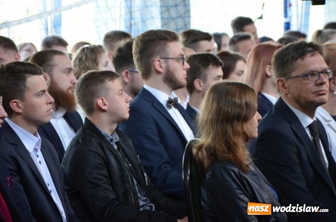 Zdjęcie w galerii na portalu naszwodzislaw.com: Maturzyści żegnają szkoły. ZDJĘCIA wiadomości z regionu