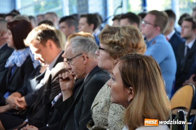 Zdjęcie w galerii na portalu naszwodzislaw.com: Maturzyści żegnają szkoły. ZDJĘCIA wiadomości z regionu
