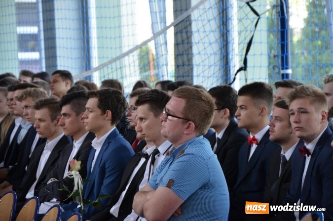 Zdjęcie w galerii na portalu naszwodzislaw.com: Maturzyści żegnają szkoły. ZDJĘCIA wiadomości z regionu
