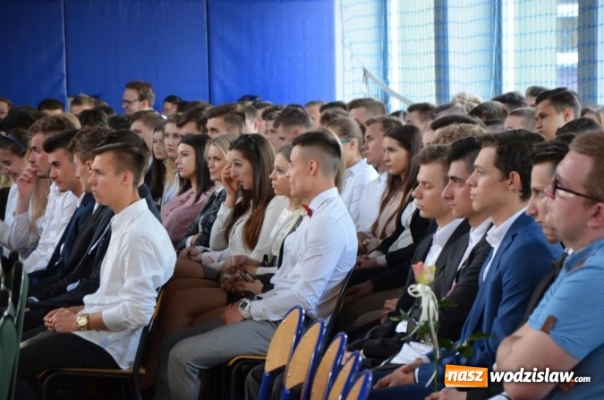 Zdjęcie w galerii na portalu naszwodzislaw.com: Maturzyści żegnają szkoły. ZDJĘCIA wiadomości z regionu