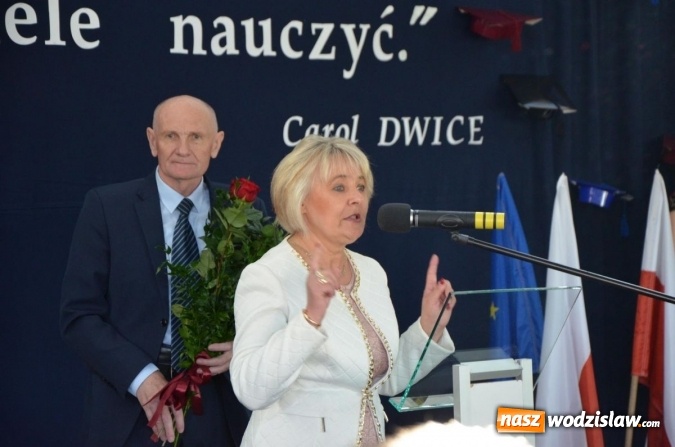Zdjęcie w galerii na portalu naszwodzislaw.com: Maturzyści żegnają szkoły. ZDJĘCIA wiadomości z regionu