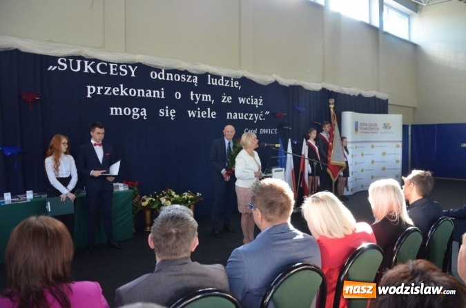 Zdjęcie w galerii na portalu naszwodzislaw.com: Maturzyści żegnają szkoły. ZDJĘCIA wiadomości z regionu
