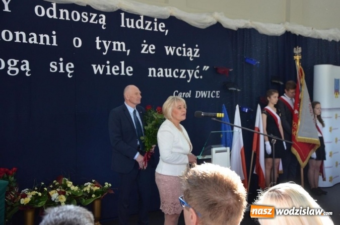 Zdjęcie w galerii na portalu naszwodzislaw.com: Maturzyści żegnają szkoły. ZDJĘCIA wiadomości z regionu