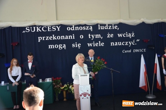 Zdjęcie w galerii na portalu naszwodzislaw.com: Maturzyści żegnają szkoły. ZDJĘCIA wiadomości z regionu