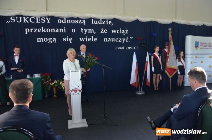Zdjęcie w galerii na portalu naszwodzislaw.com: Maturzyści żegnają szkoły. ZDJĘCIA wiadomości z regionu