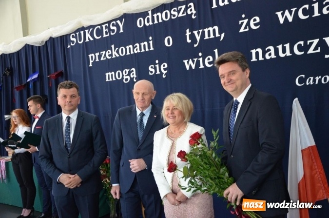 Zdjęcie w galerii na portalu naszwodzislaw.com: Maturzyści żegnają szkoły. ZDJĘCIA wiadomości z regionu