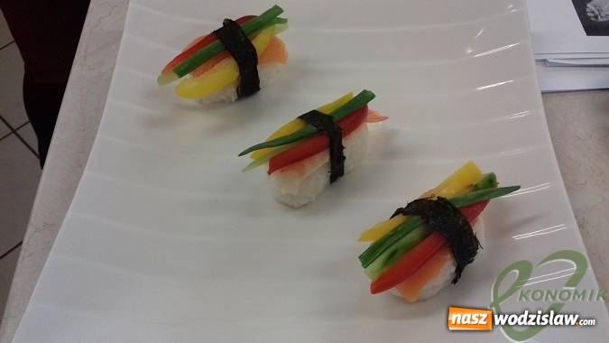 Zdjęcie w galerii na portalu naszwodzislaw.com: W wodzisławskim Ekonomiku uczyli robić się sushi  wiadomości z regionu