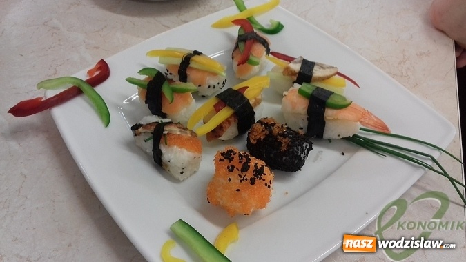 Zdjęcie w galerii na portalu naszwodzislaw.com: W wodzisławskim Ekonomiku uczyli robić się sushi  wiadomości z regionu