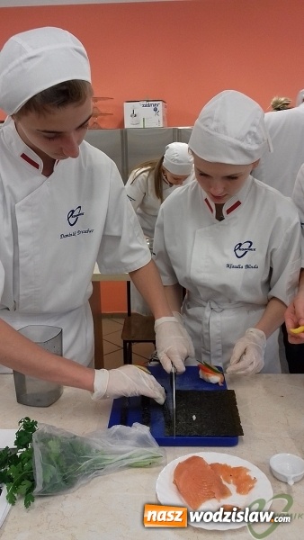 Zdjęcie w galerii na portalu naszwodzislaw.com: W wodzisławskim Ekonomiku uczyli robić się sushi  wiadomości z regionu