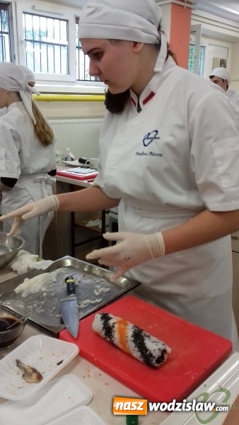 Zdjęcie w galerii na portalu naszwodzislaw.com: W wodzisławskim Ekonomiku uczyli robić się sushi  wiadomości z regionu
