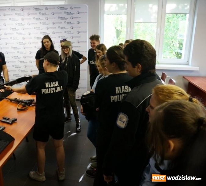 Zdjęcie w galerii na portalu naszwodzislaw.com: Młodzi adepci przyjrzeli się z bliska policyjnej służbie wiadomości z regionu