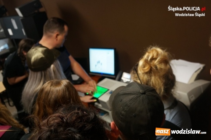 Zdjęcie w galerii na portalu naszwodzislaw.com: Młodzi adepci przyjrzeli się z bliska policyjnej służbie wiadomości z regionu