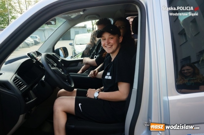 Zdjęcie w galerii na portalu naszwodzislaw.com: Młodzi adepci przyjrzeli się z bliska policyjnej służbie wiadomości z regionu