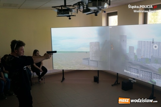 Zdjęcie w galerii na portalu naszwodzislaw.com: Młodzi adepci przyjrzeli się z bliska policyjnej służbie wiadomości z regionu