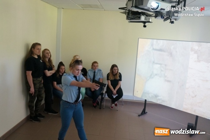 Zdjęcie w galerii na portalu naszwodzislaw.com: Młodzi adepci przyjrzeli się z bliska policyjnej służbie wiadomości z regionu