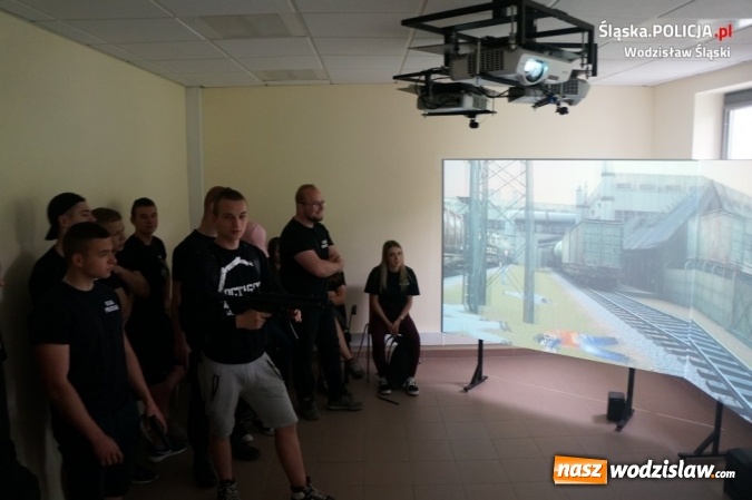 Zdjęcie w galerii na portalu naszwodzislaw.com: Młodzi adepci przyjrzeli się z bliska policyjnej służbie wiadomości z regionu