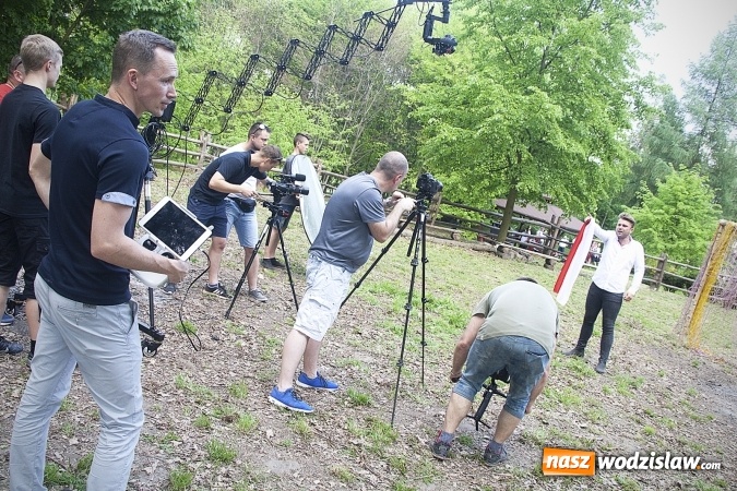 Zdjęcie w galerii na portalu naszwodzislaw.com: Mieszkańcy wystąpili w mundialowym teledysku. ZDJĘCIA  wiadomości z regionu