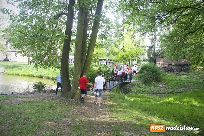 Zdjęcie w galerii na portalu naszwodzislaw.com: Mieszkańcy wystąpili w mundialowym teledysku. ZDJĘCIA  wiadomości z regionu