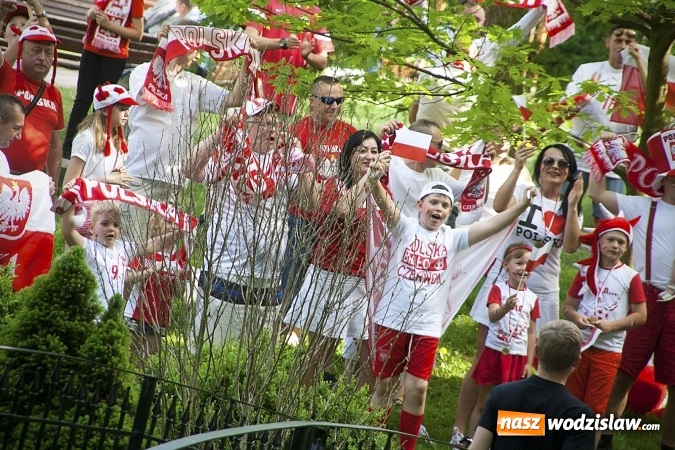 Zdjęcie w galerii na portalu naszwodzislaw.com: Mieszkańcy wystąpili w mundialowym teledysku. ZDJĘCIA  wiadomości z regionu